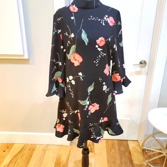 Short flirty dress - Picture 1 of 2